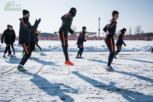 تمرین تیم فوتبال استوا بخارست رومانی در زمین برفی