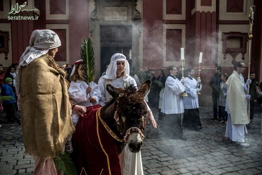 زنان در پوشش لباس های قرون وسطی به عنوان بخشی از مراسم جشن در کلیسای سنت جورج پراگ