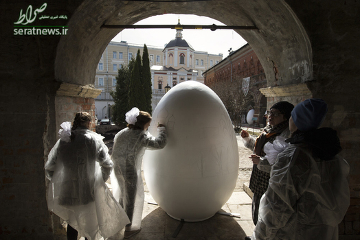 رنگ کردن یک تخم مرغ بزرگ به مناسبت روز عید پاک مسیحیان ارتدوکس در کلیسای جامع سنت پیتر مسکو