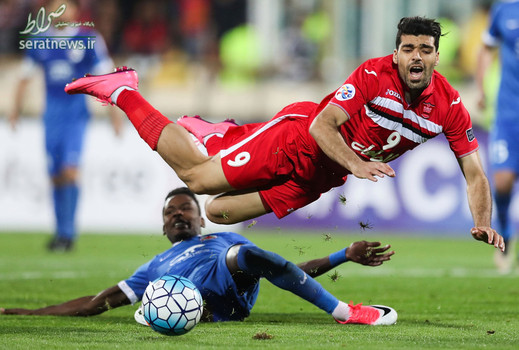 لحظه سرنگونی مهدی طارمی مهاجم پرسپولیس در دیدار مقابل الریان قطر