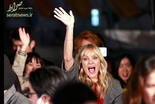 آنا فاریس بازیگر مشهور آمریکایی در میان هوادارانش در توکیوی ژاپن