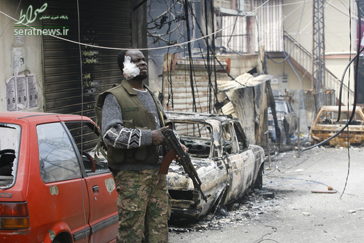 یک عضو زخمی شده جنبش فتح فلسطین در جریان درگیری با یک گروه تروریستی در اردوگاه عین الحلوه در صیدای لبنان
