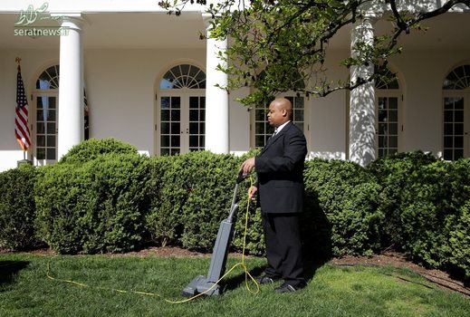 یکی از کارگران کاخ سفید در حال چمن زنی