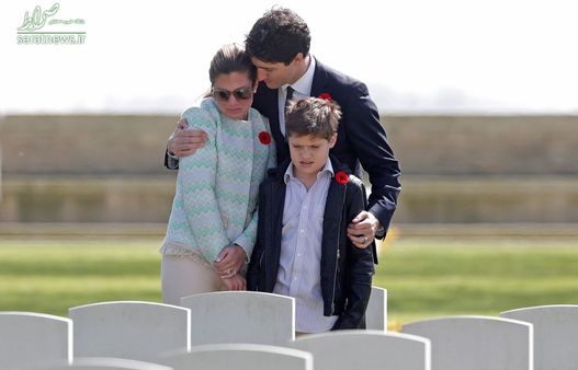 ادای احترام جاستین ترودو نخست وزیر کانادا به همراه همسرش سوفی گرگوار و پسرش خاویر به جد سوفی که در جریان جنگ جهانی دوم کشته شد