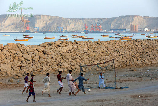 فوتبال بازی کردن در بندر گوادر پاکستان