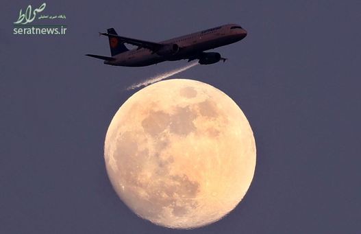 عبور هواپیمای لوفت هانزا از مقابل ماه