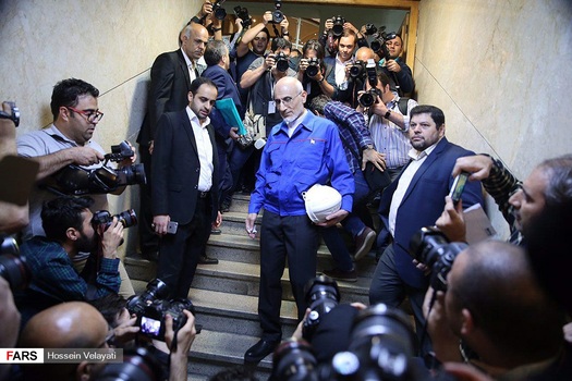 ثبت نام میرسلیم کاندیدای موتلفه با لباس ویژه