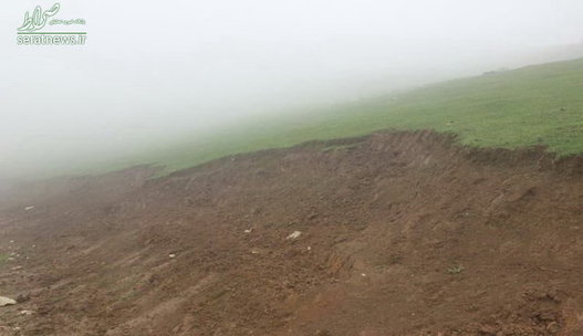 برداشت چمنزارها برای ایجاد خاکریز خانه‌ها