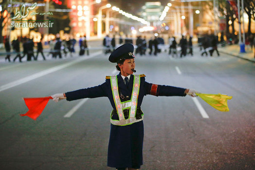 یک پلیس زن کنترل ترافیک در پیونگ یانگ کره شمالی