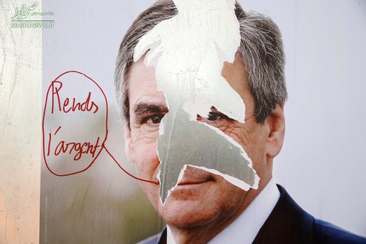 پاره کردن پوستر انتخاباتی فرانسوا فیون نامزد انتخابات ریاست جمهوری فرانسه