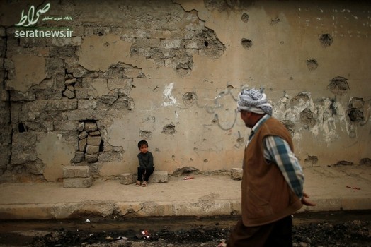 یک پسر آواره عراقی نشسته در اردوگاه آوارگان در حمام القلیل جنوب موصل