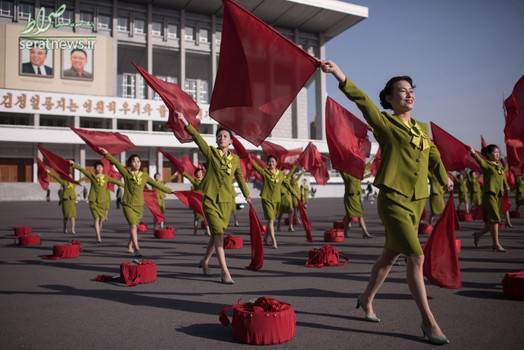 زنان عضو یک گروه تبلیغات در میدان عمومی پیونگ یانگ کره شمالی
