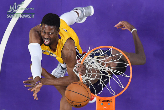 دو بازیکن بسکتبال تیم های لس آنجلس لیکرز و نیواورلئان در زیر تور 