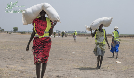 زنان قحطی زده سودان جنوبی در حال حمل جیره مواد غذایی توزیع شده توسط کمیته بین المللی صلیب سرخ