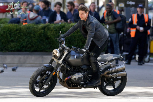 تام کروز بازیگر مشهور سینمای هالیوود با یک موتور بی ام دبلیو در آستانه ساخت فیلم ماموریت غیرممکن 6