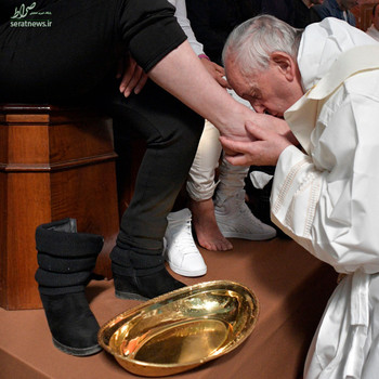 پاپ فرانسیس رهبر کاتولیک های جهان پای برخی از زندانیان در جنوب رم ایتالیا را شست و بوسید