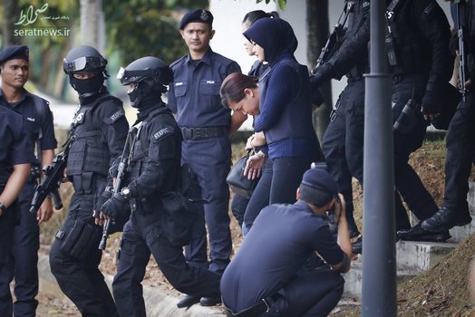 نیروهای پلیس اندونزی یک زن را در ارتباط با قتل برادر رهبر کره شمالی به دادگاه می برند