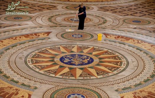 یک کارگر زن در حال تمیز کردن کف سالن سنت جورج در لیورپول 