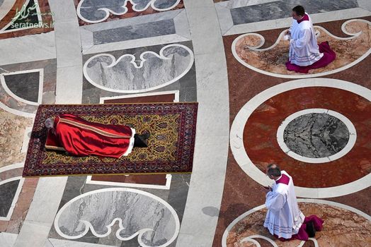 دمر خوابیدن پاپ فرانسیس رهبر کاتولیک های جهان در خلال برگزاری مراسم مذهبی در کلیسای سنت پیتر واتیکان