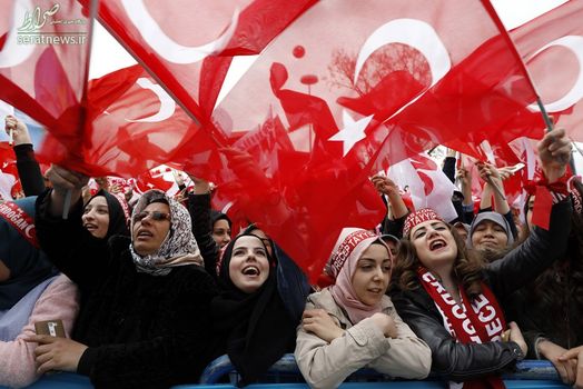 حامیان رجب طیب اردوغان رییس جمهور ترکیه در طول یک تظاهرات برای رفراندوم در قونیه