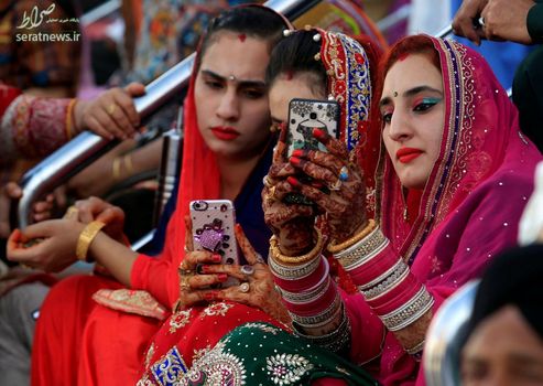 عکس سلفی دختران سیک در طول جشنواره بایساکی در معبدی در پاکستان