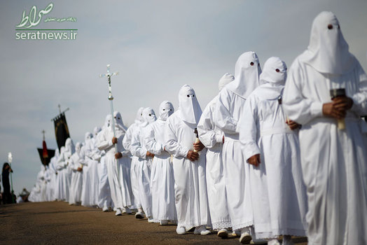 مردان سفیدپوش شرکت کننده در مراسم هفته مقدس در روستای کوچکی در شمال غربی اسپانیا