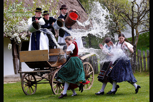 آب پاشی مردان بر روی زنان در جریان برگزاری جشن های عید پاک در مجارستان