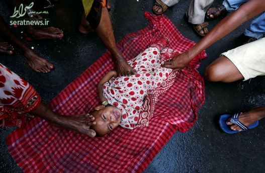 مردان هندو در جریان برگزاری یک جشنواره در کلکته یک کودک را زیر پای خود له کردند