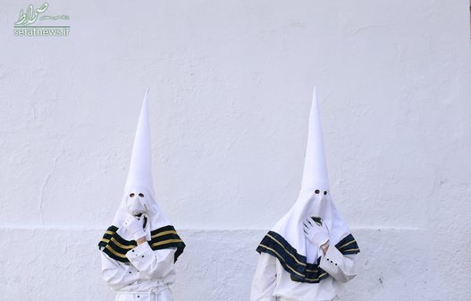 دو شرکت کننده در مراسم هفته مقدس در کوردوبای اسپانیا