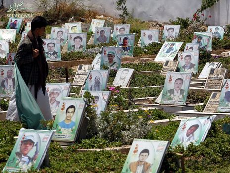 حضور یک رزمنده یمنی بر سر مزار رزمندگان شهید انصارالله در قبرستانی در صنعا