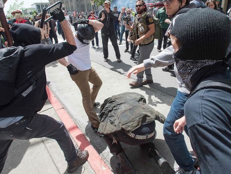 درگیری شدید بین مخالفان و موافقان ترامپ در برکلی کالیفرنیا