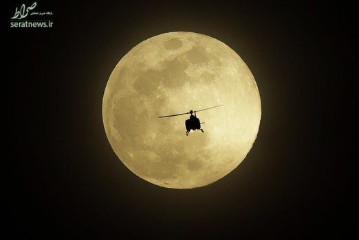 پرواز یک هلیکوپتر در برابر ماه کامل - لاس وگاس، آمریکا