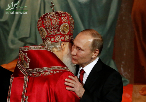 ولادیمیر پوتین رییس جمهور روسیه در آغوش اسقف کیریل رهبر کلیسای ارتدوکس روسیه در طول برگزاری مراسم عید پاک در کلیسای جامع مسیح نجات دهند در مسکو