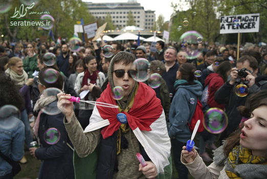 حباب بازی معترضان در بوداپست مجارستان در تظاهرات علیه سیاست های غیرلیبرال دولت