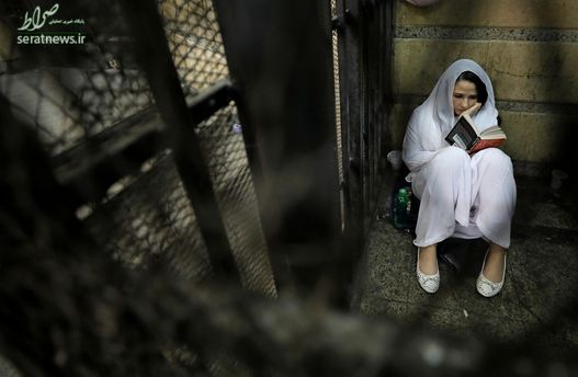 آیه حجازی تبعه آمریکایی مصری در حال کتاب خواندن در سلول انفرادی در زندان قاهره، وی به کودک آزاری و قاچاق انسان متهم است