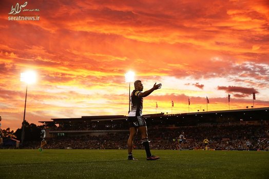 نمایی دیدنی از غروب خورشید در طول مسابقه لیگ راگبی - سیدنی، استرالیا
