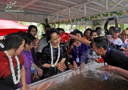 ریختن آب بر روی آنگ سان سوچی رهبر میانمار در جریان برگزاری جشنواره سنتی آب در یانگون