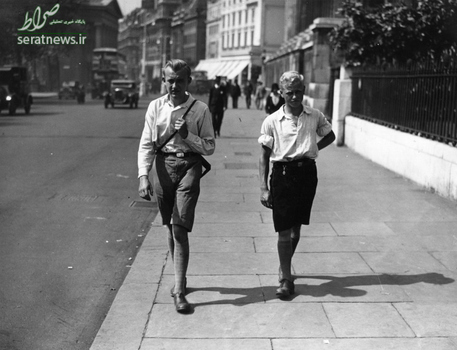 قدم زدن دو مرد جوان با شلوارک در لندن - سال 1932