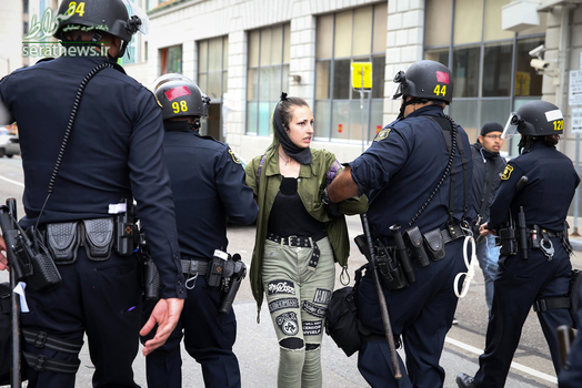 بازداشت یک زن در تظاهرات مخالفان و موافقان دونالد ترامپ در برکلی کالیفرنیا