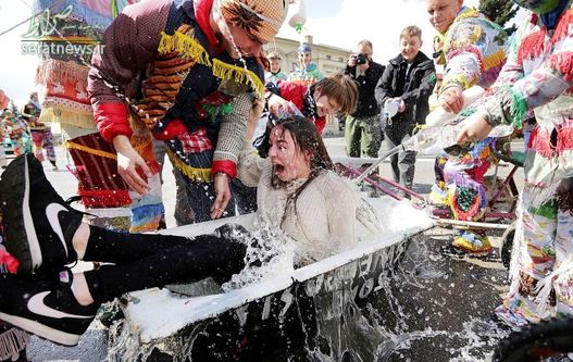 انداختن یک دختر در وان آب در طول برگزاری جشن عید پاک در لهستان
