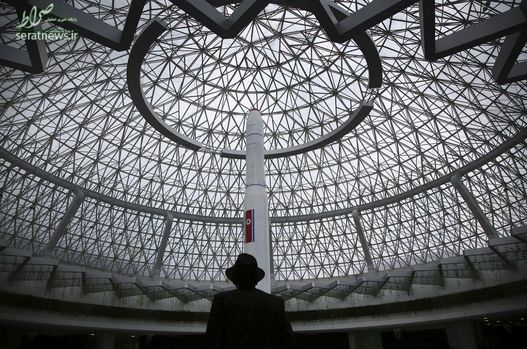 مردی در حال مشاهده یک نمونه از موشکهای کره شمالی نمایش داده شده در یک نمایشگاه در پیونگ یانگ