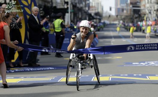 خوشحالی مانوئلا شار ورزشکار معلول سوئیسی پس از رسیدن به خط پایان در مسابقات ماراتن بوستون