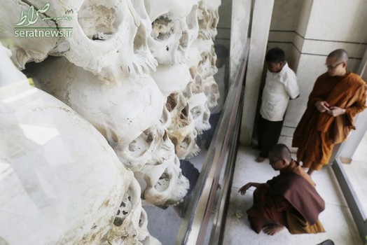 ادای احترام راهبان بودایی کامبوج به بقایای قربانیان دوران حکومت خمرهای سرخ