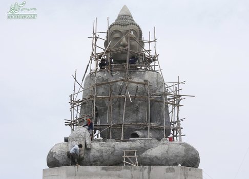 کارگران در حال کار بر روی یک مجسمه غول پیکر بودا در تایلند