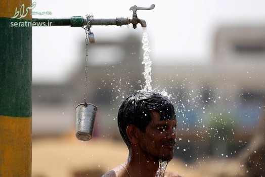 حمام کردن یک کارگر با آب سرد در هوای گرم آمریتسار هند