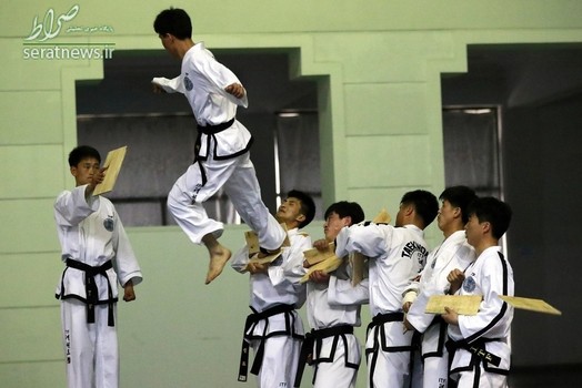 تمرین دانشجویان تکواندوکار کره شمالی در سالن تکواندو شهر پیونگ یانگ