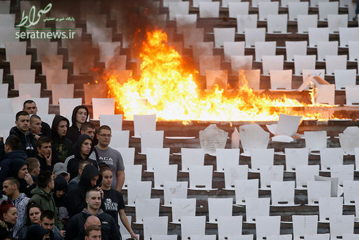 طرفداران تیم پارتیزان در جریان دیدار این تیم با ستاره سرخ در بلگراد صربستان صندلی های ورزشگاه را آتش زدند