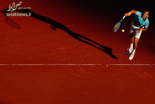 توماس بردیچ تنیسور اهل جمهوری چک در مسابقه مونت کارلو مقابل آندری کوزنتسوف از روسیه