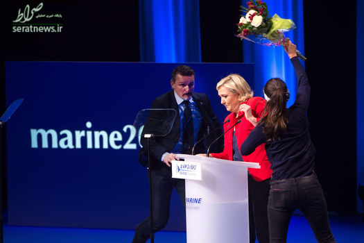حمله یک زن فمنیست به دسته گل به مارین لوپن نامزد انتخابات ریاست جمهوری فرانسه در جریان یک سخنرانی در پاریس