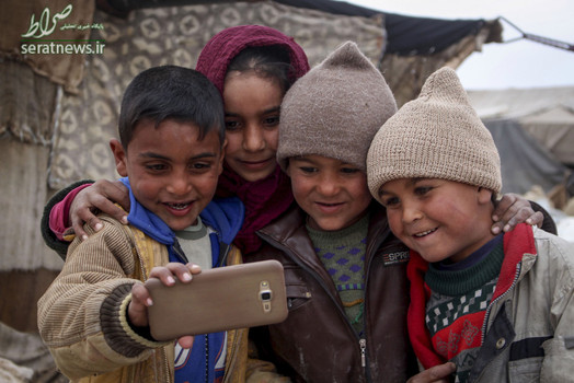 عکس سلفی کودکان آواره سوری در یک اردوگاه موقتی در غوطه شرقی دمشق